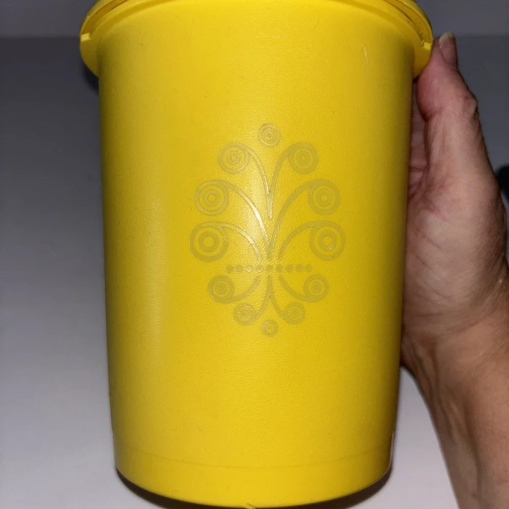 Tupperware vintage yellow